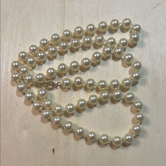Elegant Pearl Necklace - Picture 1 of 3